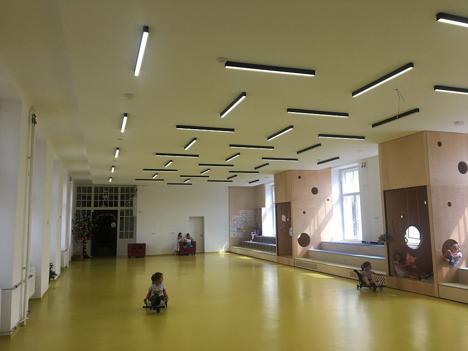 Iskola kültéri és beltéri világítása